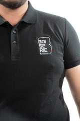 LE POLO NOIR BRODÉ BOI SE RIE