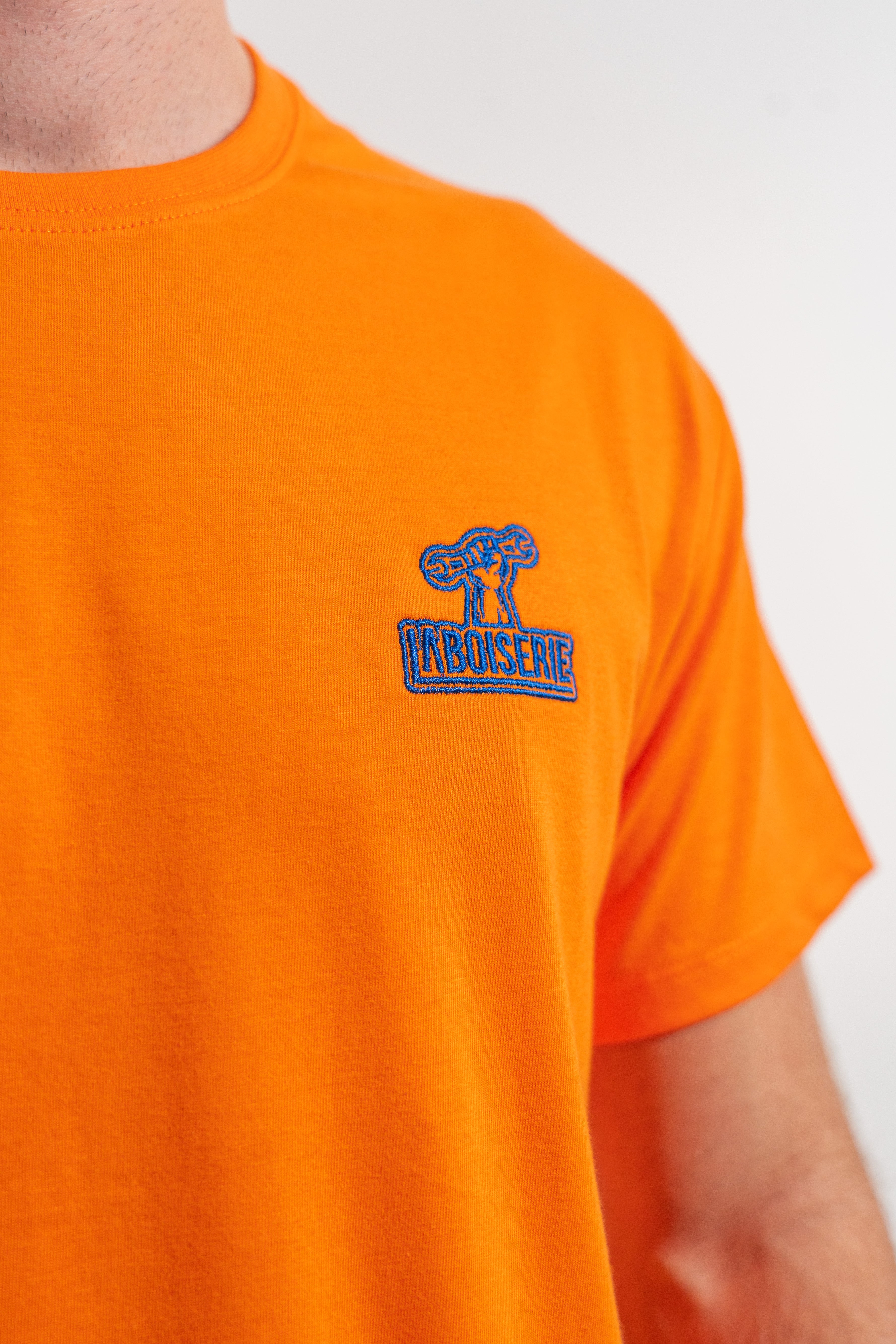 LE T-SHIRT ORANGE BRODÉ MECANIC BLEU