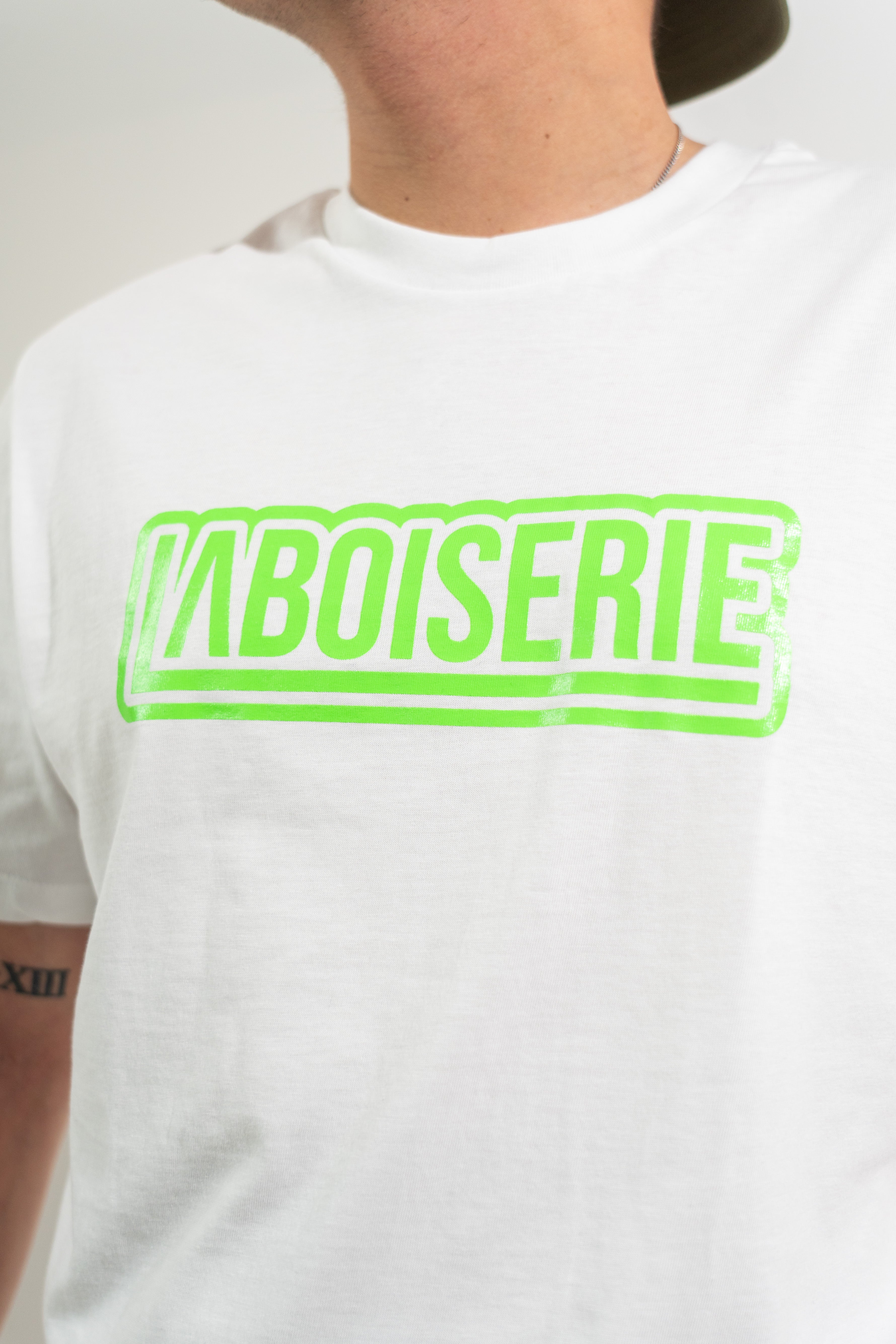 T-SHIRT FLUO BOISERIE BLANC