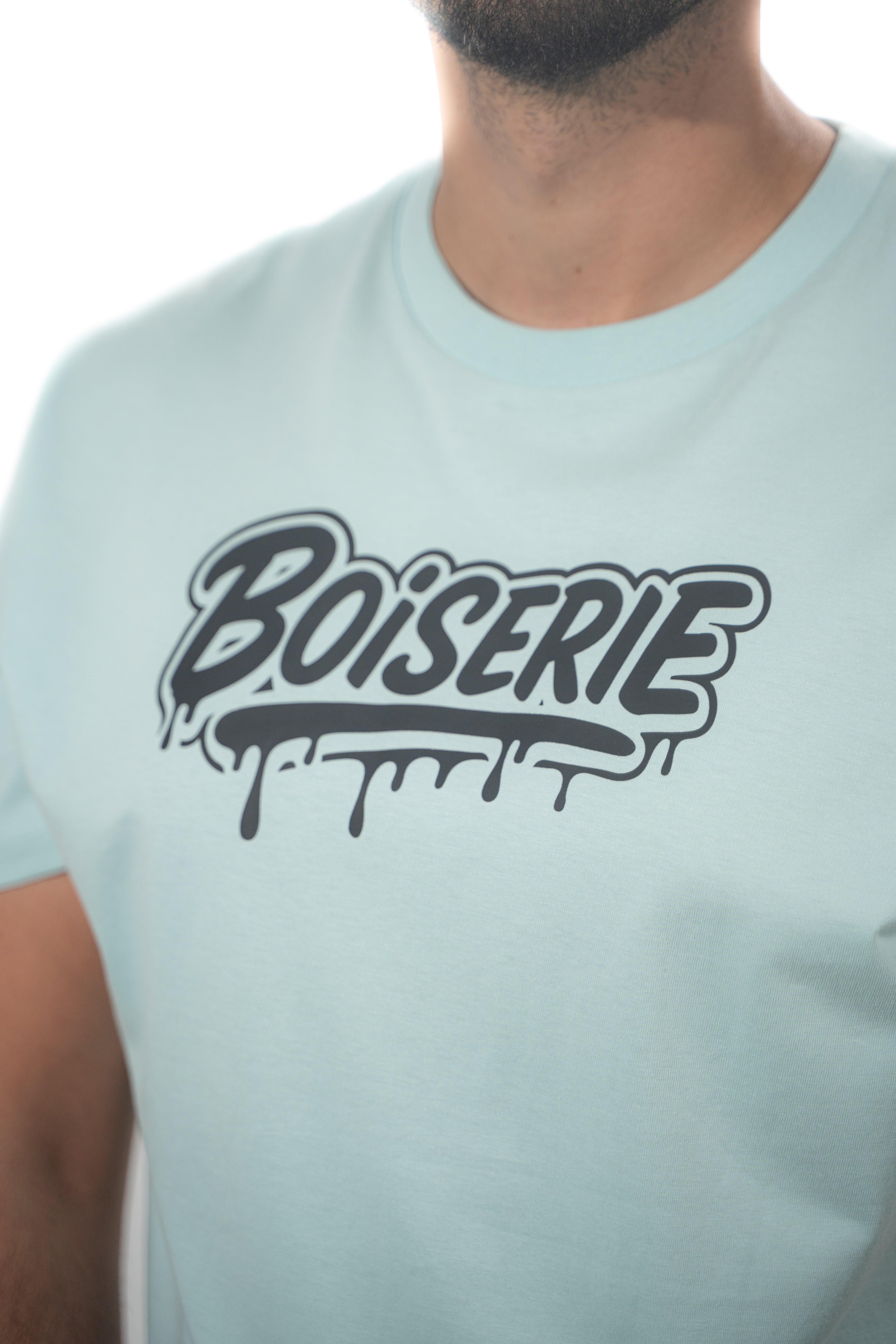 LE T-SHIRT BLEU CIEL BOISERIE NOIR