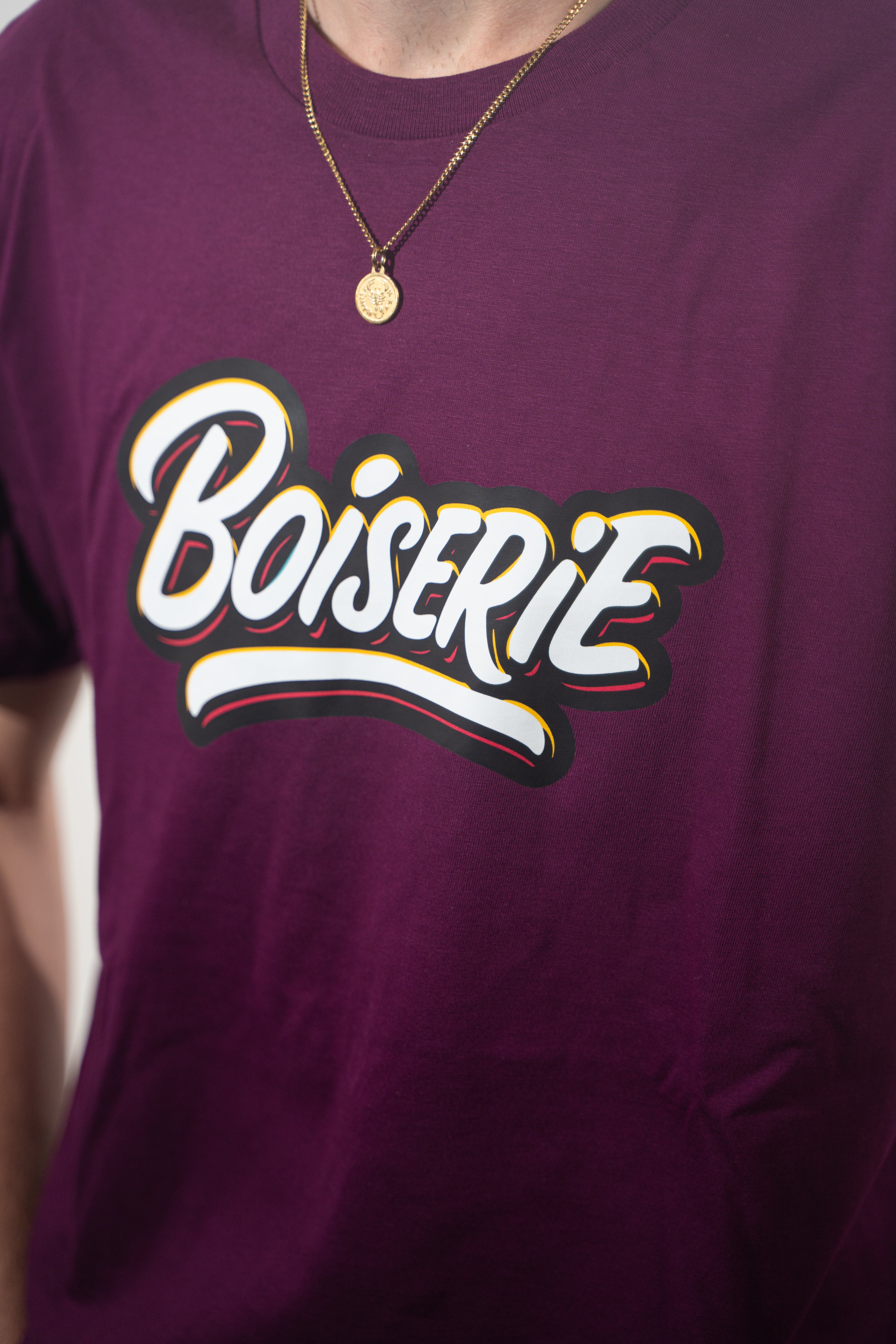 LE T-SHIRT VIOLET BOISERIE BLANC
